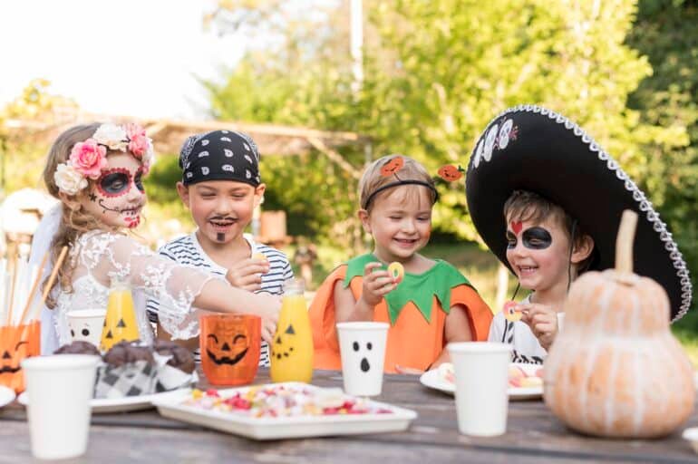 Halloween πάρτι στο σπίτι με χειροποίητη διακόσμηση, κολοκύθες, μπαλόνια και εύκολες λιχουδιές για παιδιά